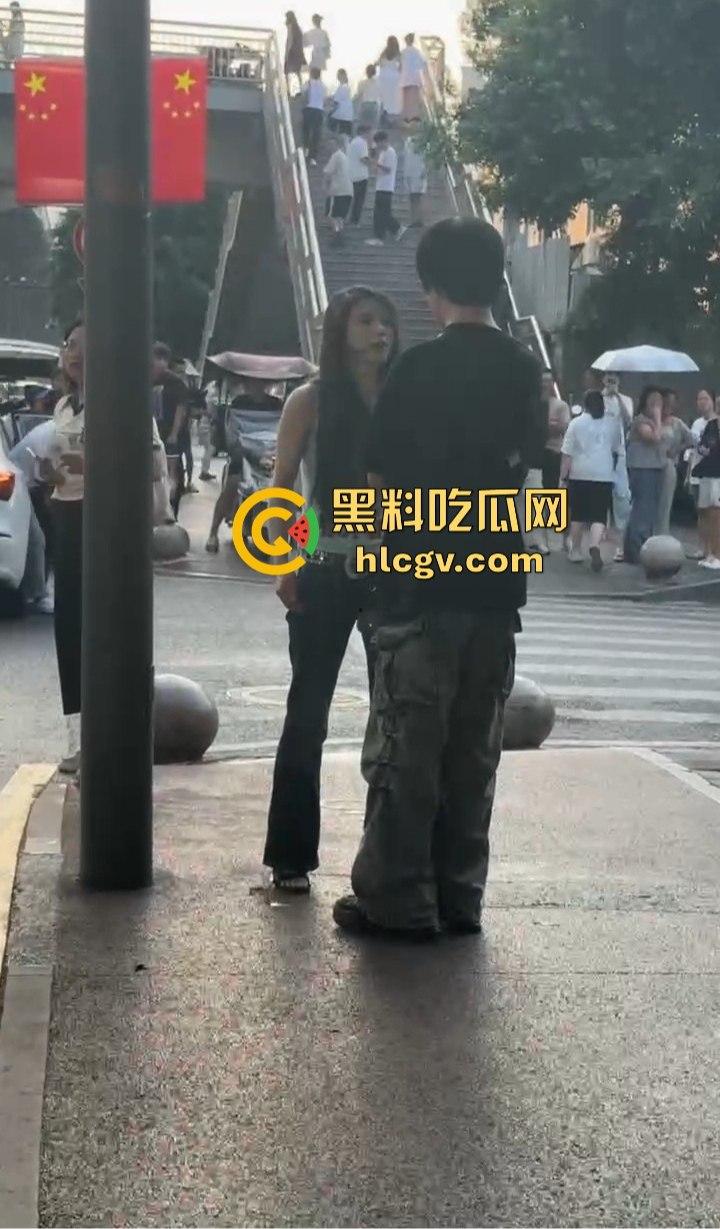 重庆渣男多次出轨被女友当街教训！肘击扇脸一顿狂揍，高跟鞋拔子差点上脸，最后道歉还发QQ空间！  第12张