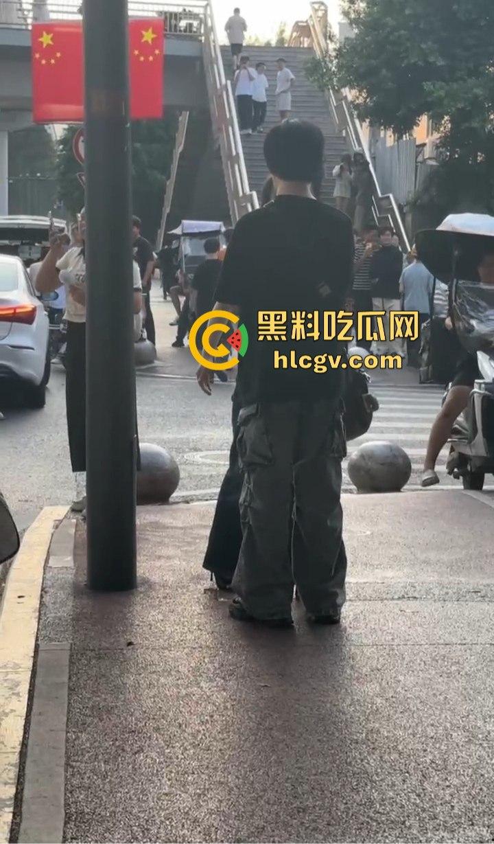 重庆渣男多次出轨被女友当街教训！肘击扇脸一顿狂揍，高跟鞋拔子差点上脸，最后道歉还发QQ空间！  第14张