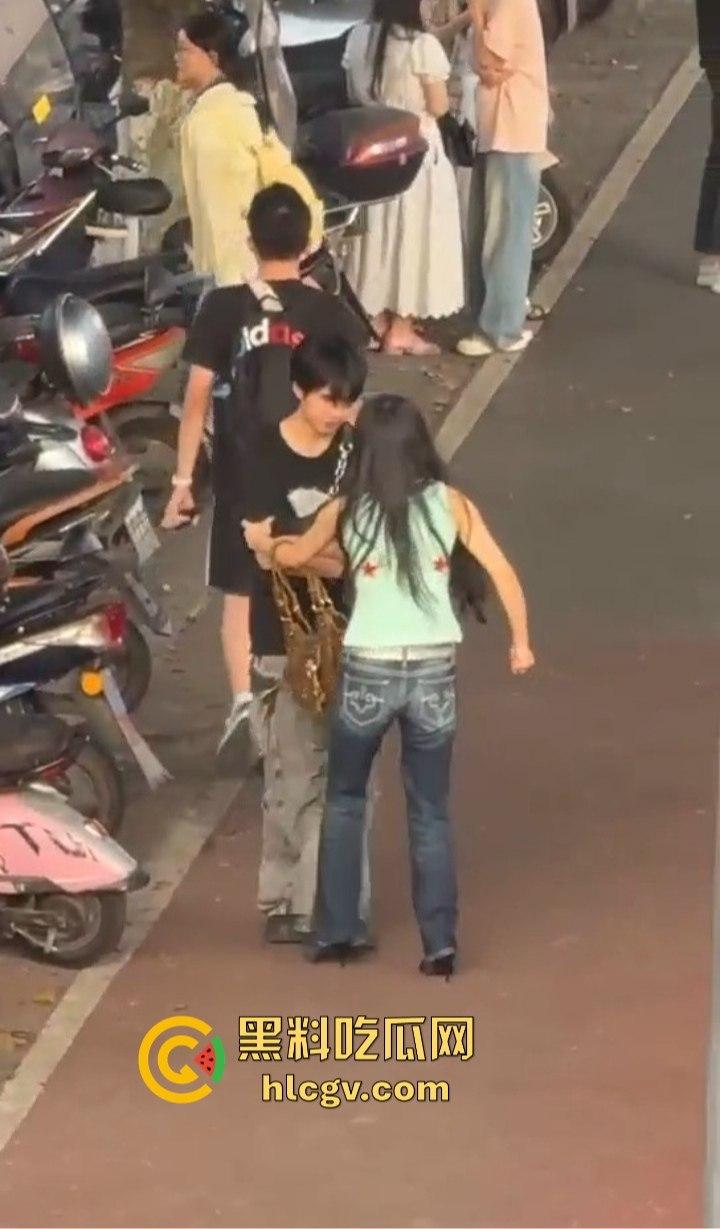 重庆渣男多次出轨被女友当街教训！肘击扇脸一顿狂揍，高跟鞋拔子差点上脸，最后道歉还发QQ空间！  第15张