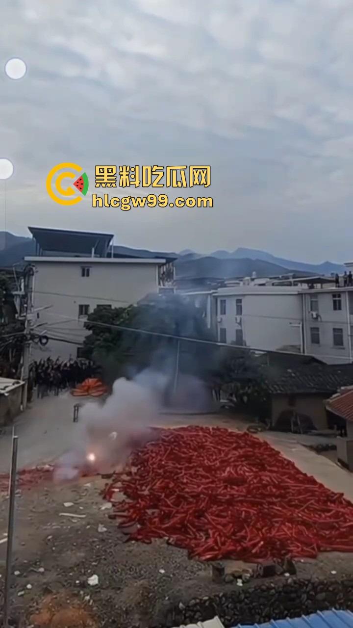 福建泉州村民豪横迎元宵，一村子的鞭炮堆一起炸 烟雾蘑菇云腾空而起 现场气势堪比小型核试验！  第4张