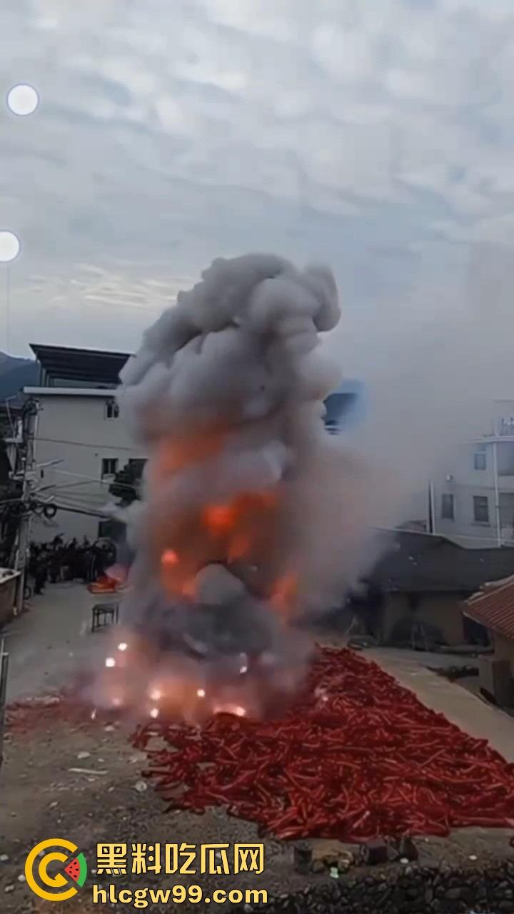 福建泉州村民豪横迎元宵，一村子的鞭炮堆一起炸 烟雾蘑菇云腾空而起 现场气势堪比小型核试验！  第5张