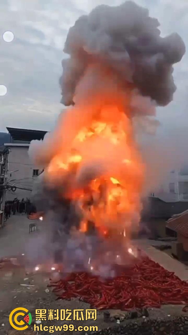 福建泉州村民豪横迎元宵，一村子的鞭炮堆一起炸 烟雾蘑菇云腾空而起 现场气势堪比小型核试验！  第6张