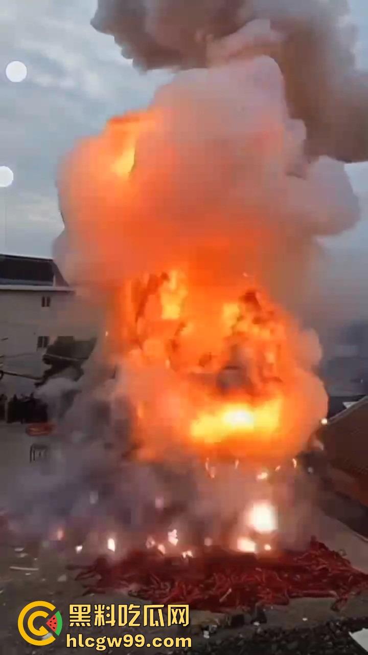 福建泉州村民豪横迎元宵，一村子的鞭炮堆一起炸 烟雾蘑菇云腾空而起 现场气势堪比小型核试验！  第7张