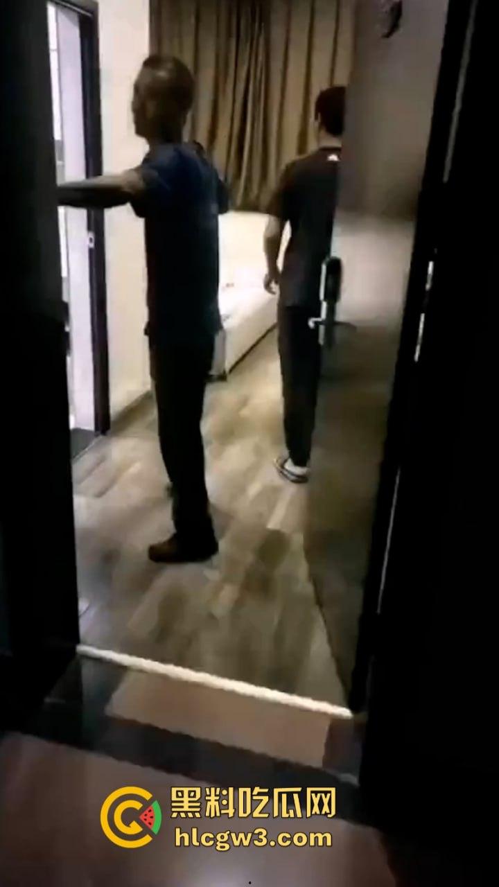 出轨遇到真爱 淫妇舍命护奸夫 济南电视台主持人【张昕雨】出轨宣传部长赵民被捉奸在床 表面丝毫不慌还让在场男人欣赏她的大乳房 第11张 出轨遇到真爱 淫妇舍命护奸夫 济南电视台主持人【张昕雨】出轨宣传部长赵民被捉奸在床 表面丝毫不慌还让在场男人欣赏她的大乳房 第11张