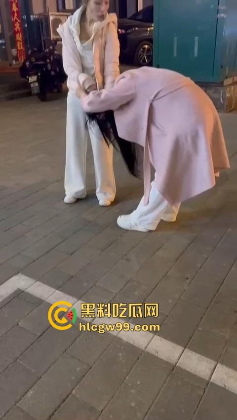 情人节你却非要当别人的情人 粉衣少妇勾搭00后弟弟被其女友抓获 原配强悍扯头发暴击！  第1张