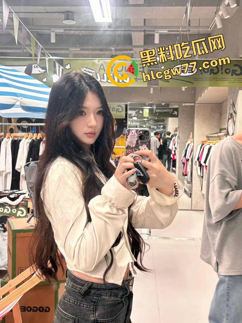 西河舔狗丈夫自愿请人干老婆『顾晚晴』牛仔裤下一甩翘臀,想草的单男报名排队! 第4张 西河舔狗丈夫自愿请人干老婆『顾晚晴』牛仔裤下一甩翘臀,想草的单男报名排队! 第4张