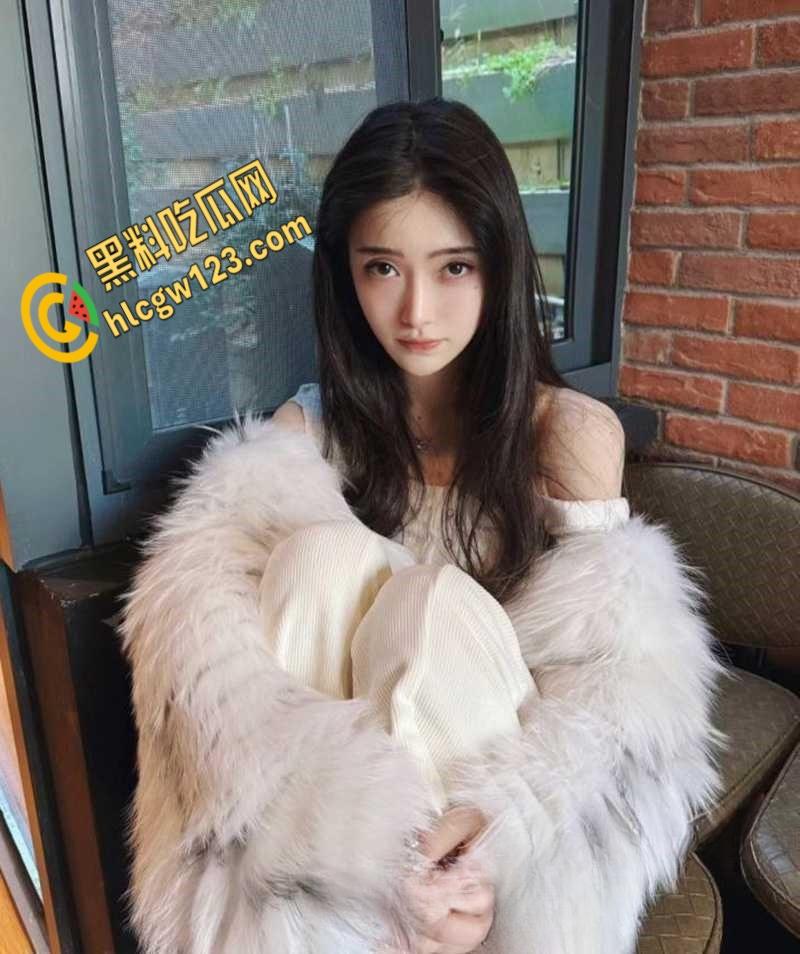 华中农业大学舞蹈生【曹晓菲】，黑丝红情趣装拴狗链，沙发后入呻吟太甜了 ！  第3张