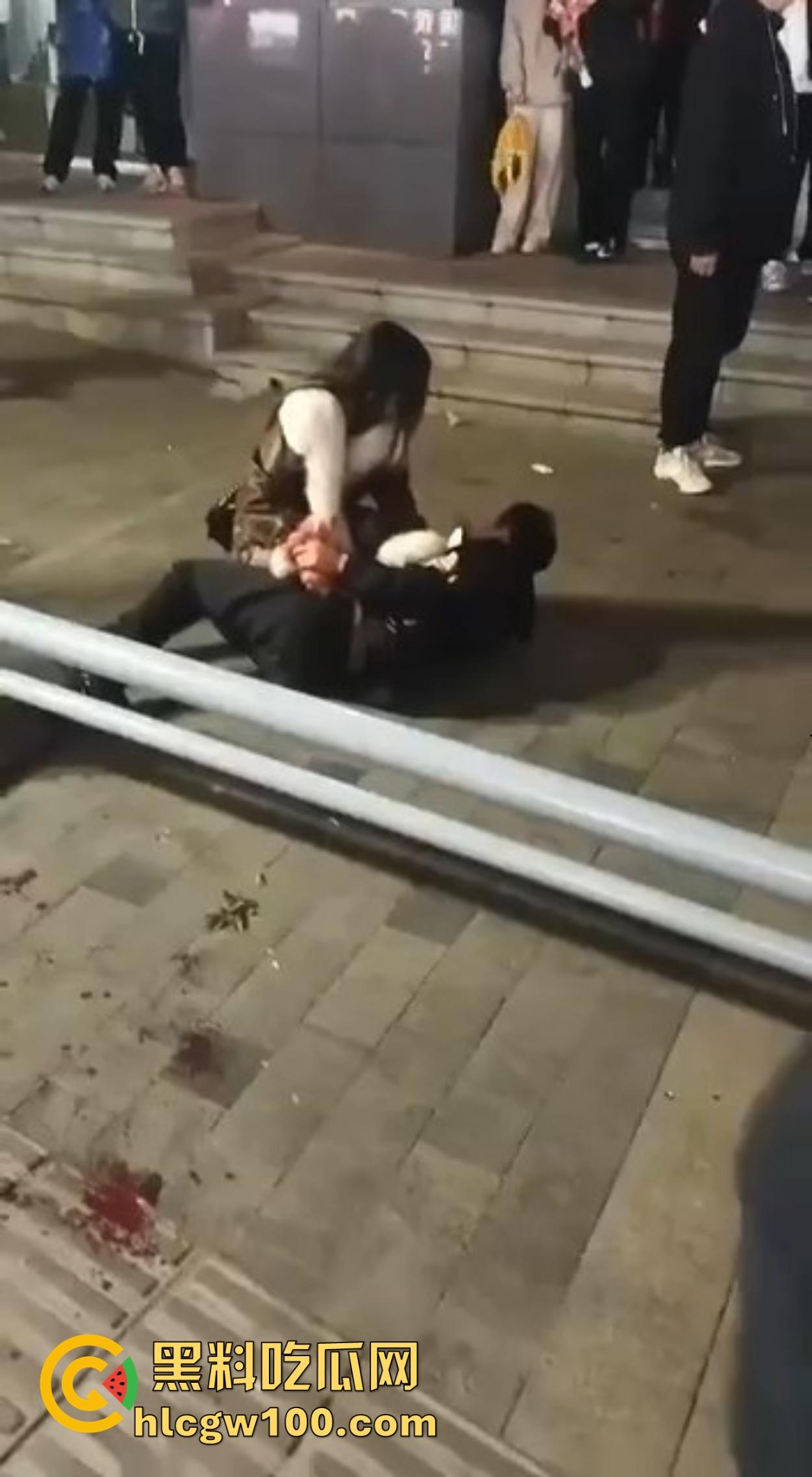 渭南吾悦广场上演新年第一刀 女子发现老公跨年聊骚 当街怒拿水果刀三刀见血 警察赶到直接按翻在地! 第2张 渭南吾悦广场上演新年第一刀 女子发现老公跨年聊骚 当街怒拿水果刀三刀见血 警察赶到直接按翻在地! 第2张