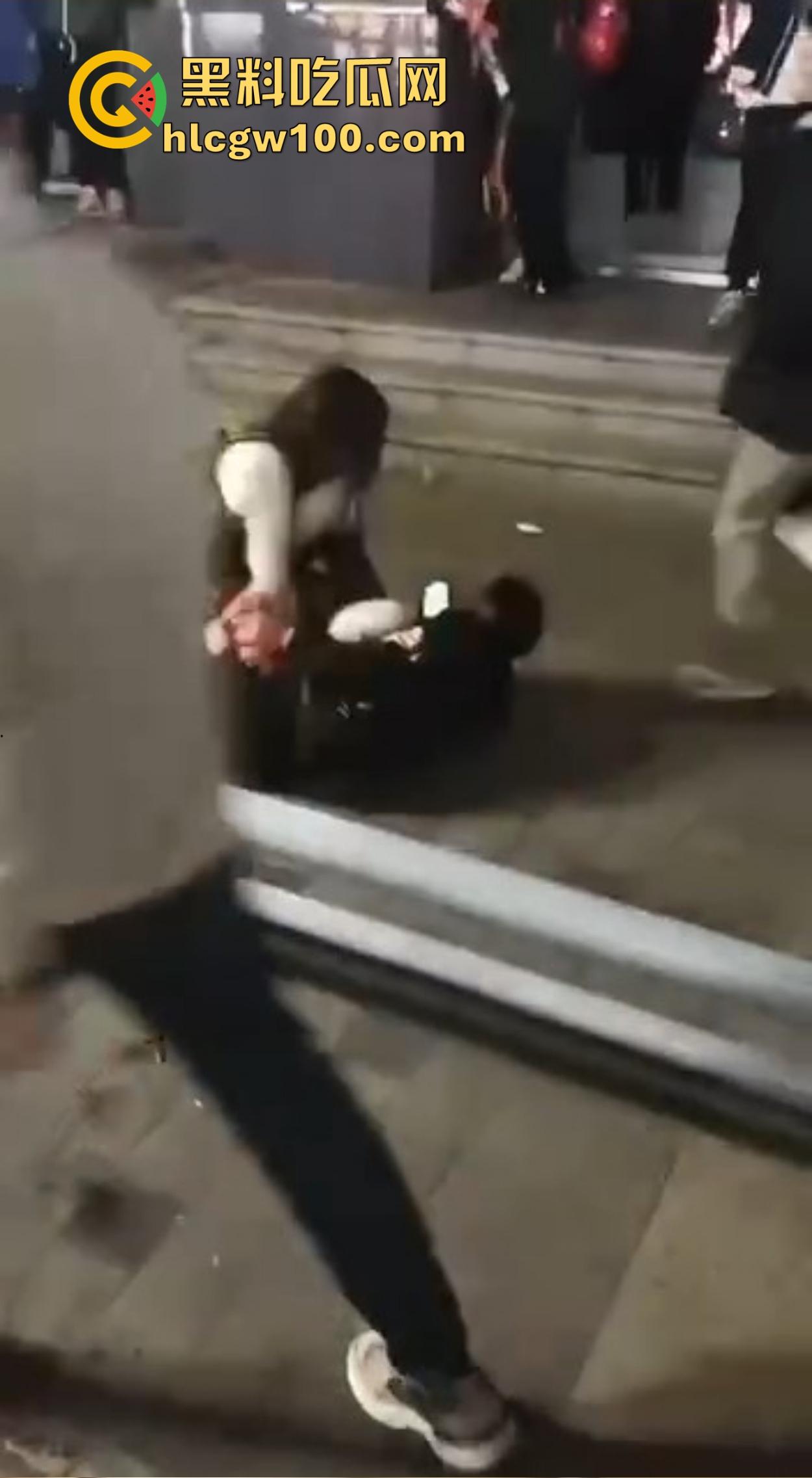 渭南吾悦广场上演新年第一刀 女子发现老公跨年聊骚 当街怒拿水果刀三刀见血 警察赶到直接按翻在地! 第3张 渭南吾悦广场上演新年第一刀 女子发现老公跨年聊骚 当街怒拿水果刀三刀见血 警察赶到直接按翻在地! 第3张