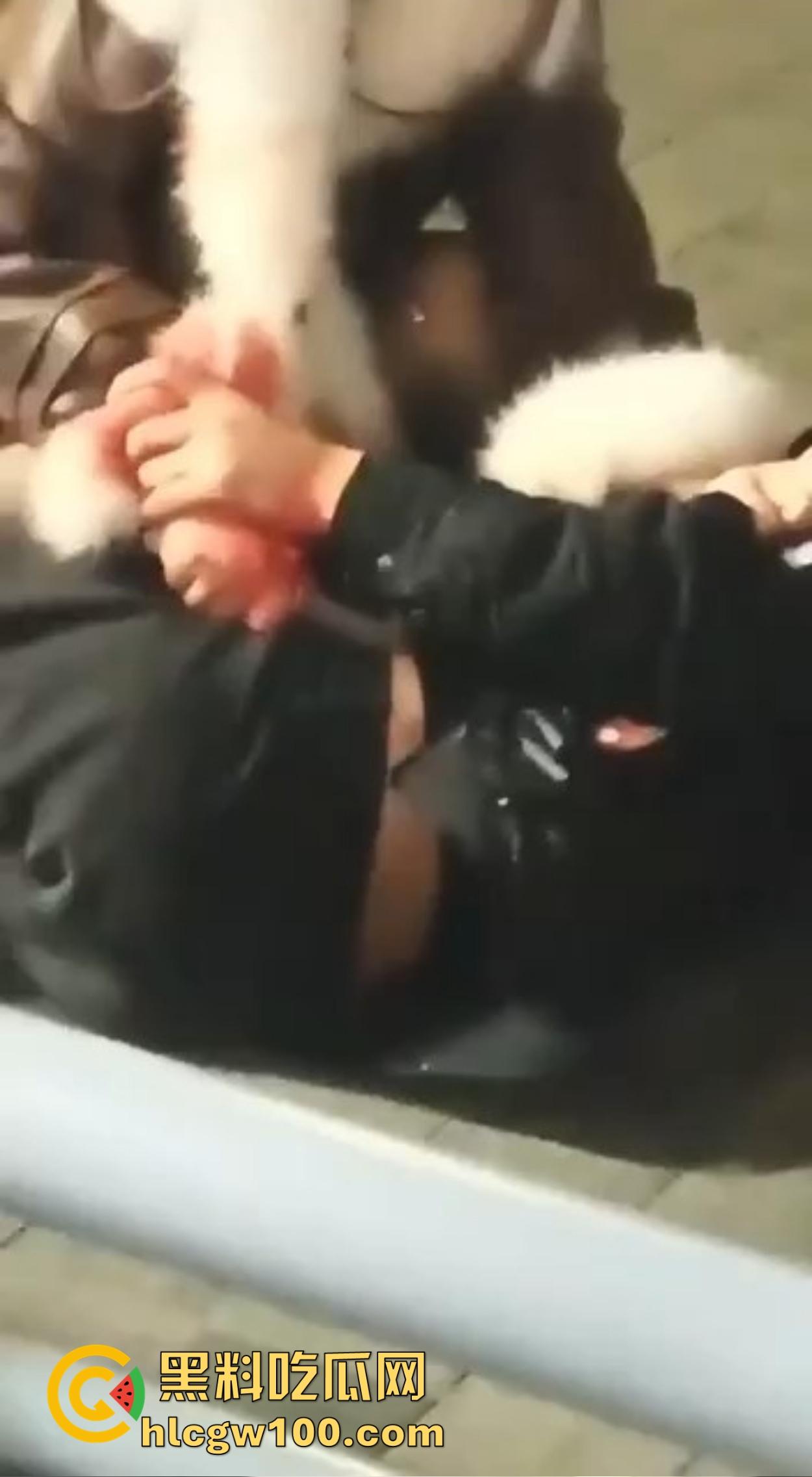 渭南吾悦广场上演新年第一刀 女子发现老公跨年聊骚 当街怒拿水果刀三刀见血 警察赶到直接按翻在地! 第4张 渭南吾悦广场上演新年第一刀 女子发现老公跨年聊骚 当街怒拿水果刀三刀见血 警察赶到直接按翻在地! 第4张