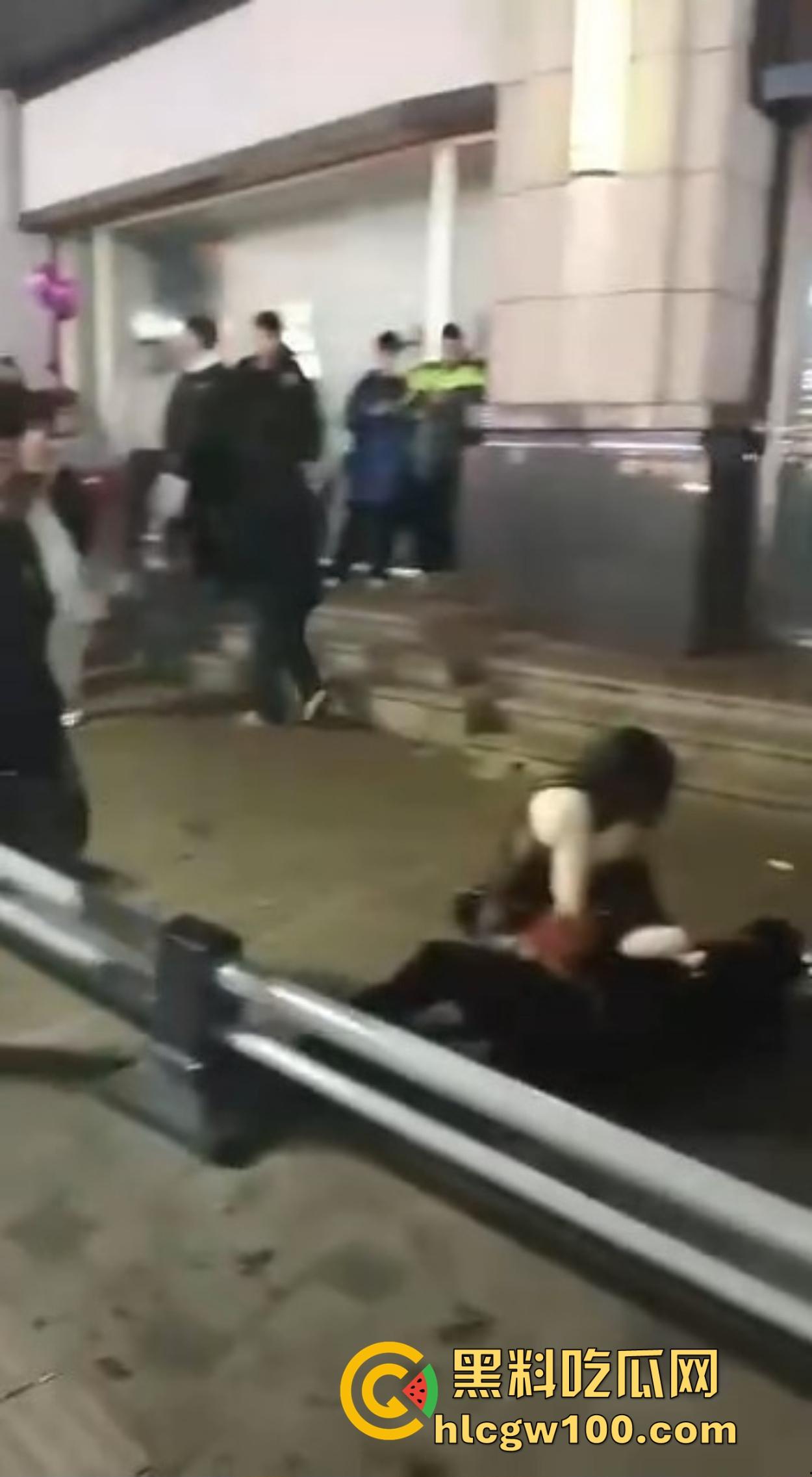 渭南吾悦广场上演新年第一刀 女子发现老公跨年聊骚 当街怒拿水果刀三刀见血 警察赶到直接按翻在地! 第5张 渭南吾悦广场上演新年第一刀 女子发现老公跨年聊骚 当街怒拿水果刀三刀见血 警察赶到直接按翻在地! 第5张