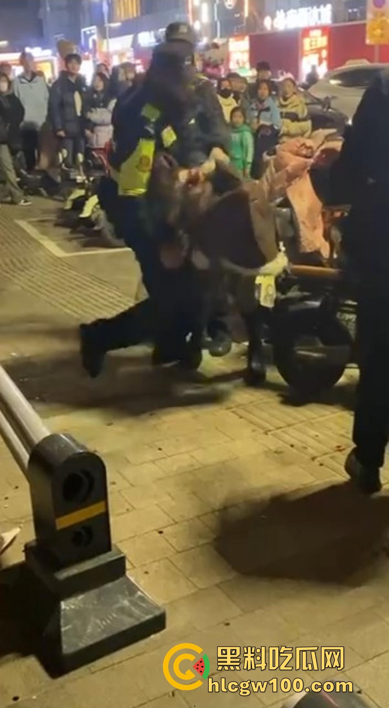 渭南吾悦广场上演新年第一刀 女子发现老公跨年聊骚 当街怒拿水果刀三刀见血 警察赶到直接按翻在地! 第6张 渭南吾悦广场上演新年第一刀 女子发现老公跨年聊骚 当街怒拿水果刀三刀见血 警察赶到直接按翻在地! 第6张