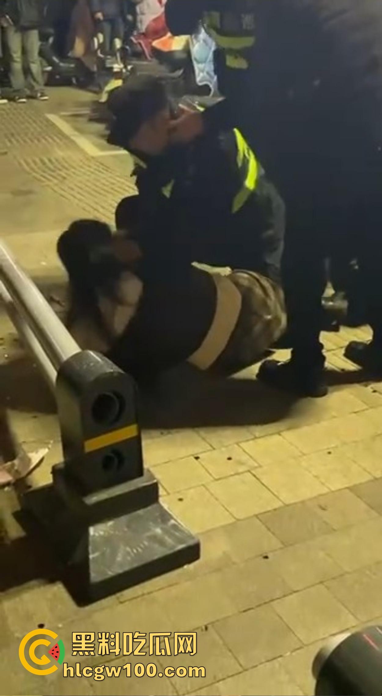 渭南吾悦广场上演新年第一刀 女子发现老公跨年聊骚 当街怒拿水果刀三刀见血 警察赶到直接按翻在地! 第7张 渭南吾悦广场上演新年第一刀 女子发现老公跨年聊骚 当街怒拿水果刀三刀见血 警察赶到直接按翻在地! 第7张