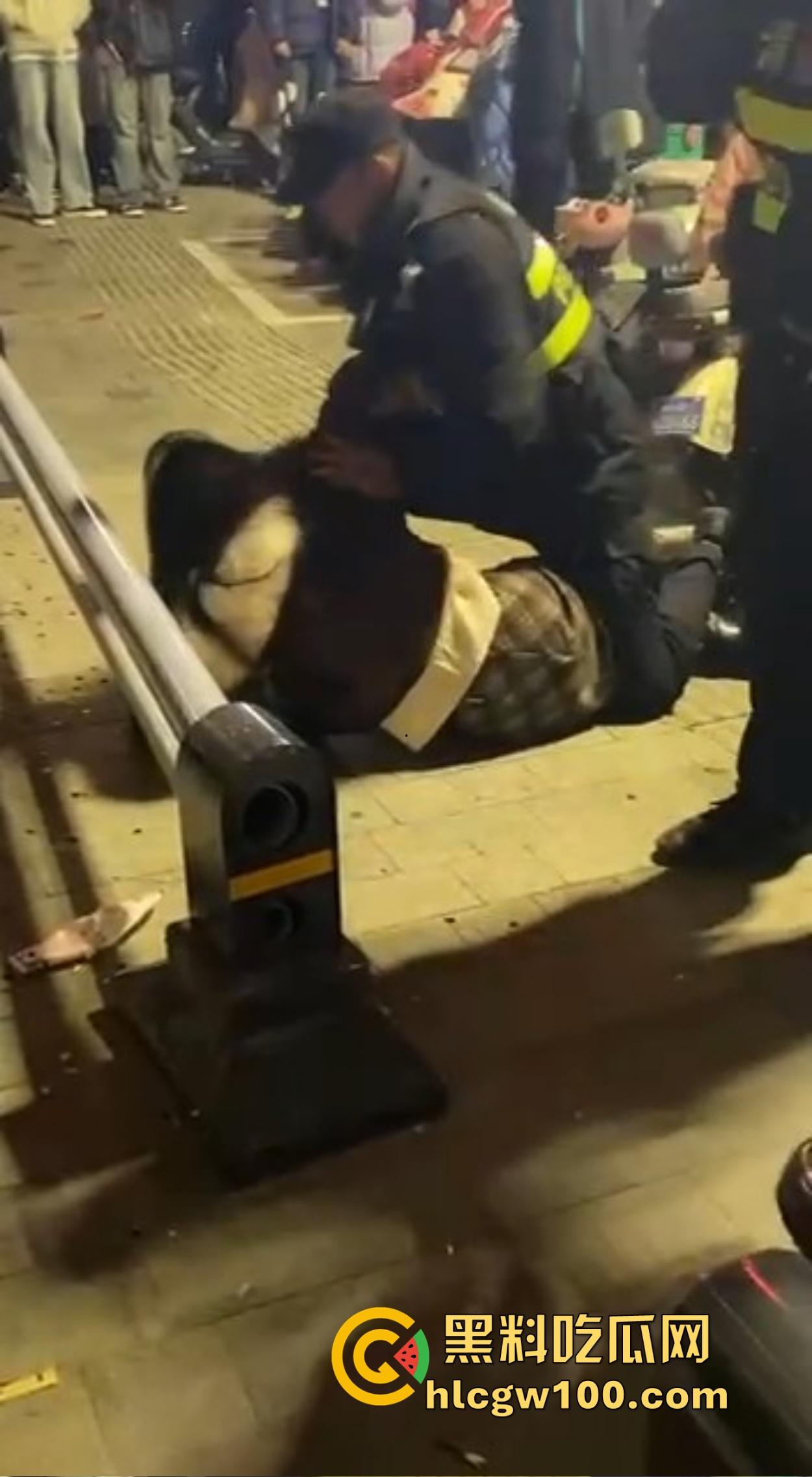 渭南吾悦广场上演新年第一刀 女子发现老公跨年聊骚 当街怒拿水果刀三刀见血 警察赶到直接按翻在地! 第8张 渭南吾悦广场上演新年第一刀 女子发现老公跨年聊骚 当街怒拿水果刀三刀见血 警察赶到直接按翻在地! 第8张