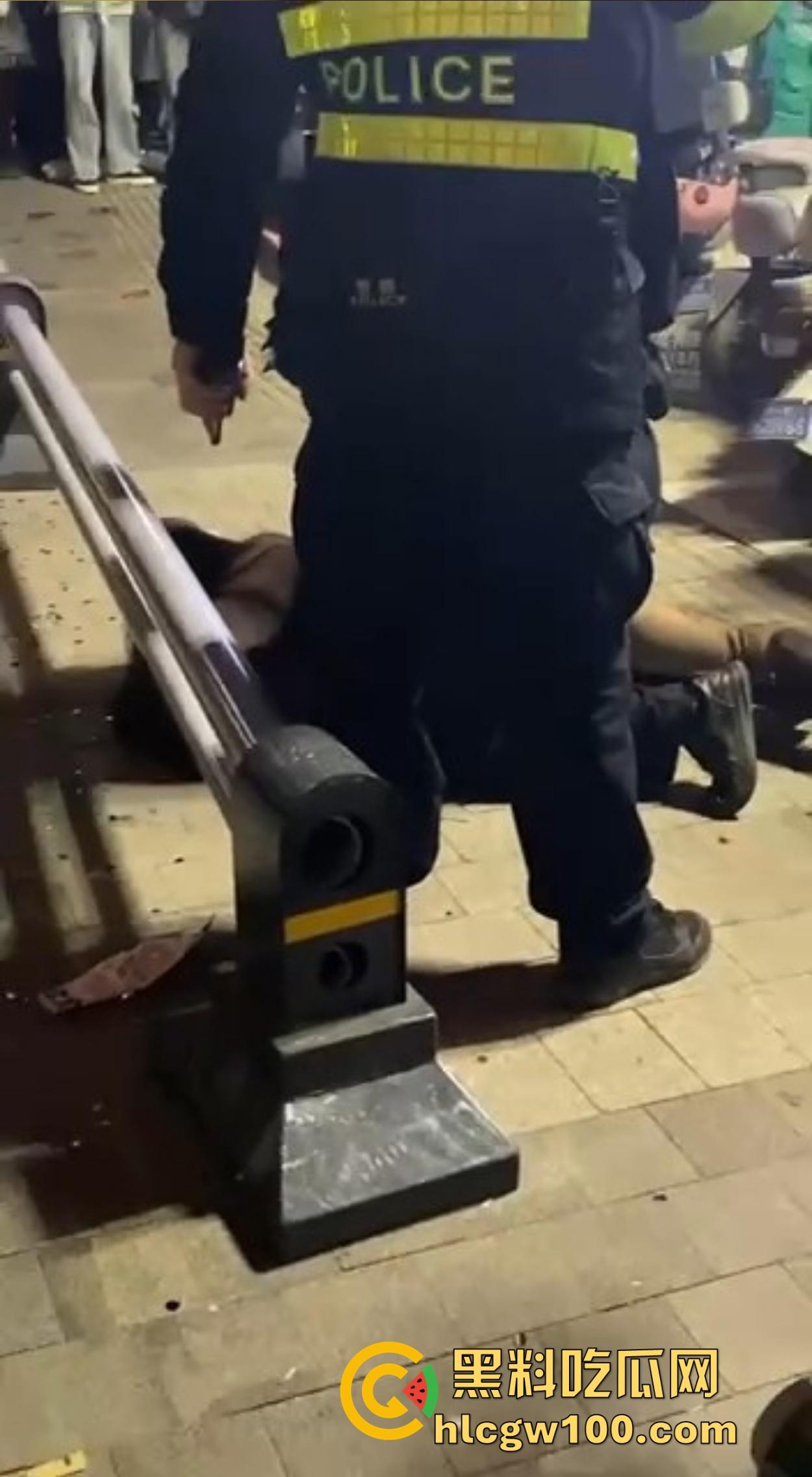 渭南吾悦广场上演新年第一刀 女子发现老公跨年聊骚 当街怒拿水果刀三刀见血 警察赶到直接按翻在地! 第9张 渭南吾悦广场上演新年第一刀 女子发现老公跨年聊骚 当街怒拿水果刀三刀见血 警察赶到直接按翻在地! 第9张