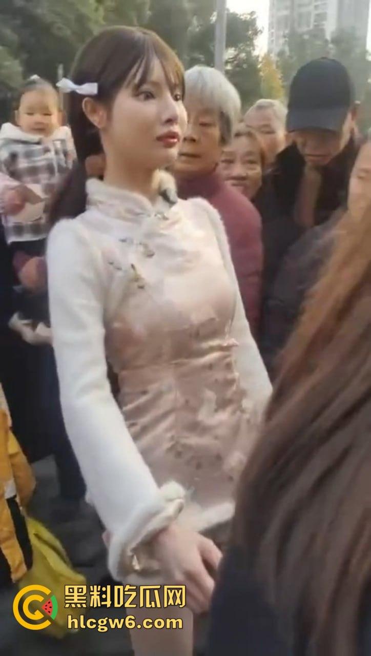 成都街头惊现高仿真女机器人 质感逼真颜值满分 大妈大爷当场看懵 五姑娘快退休了 野鸡逼价要崩盘了! 第1张 成都街头惊现高仿真女机器人 质感逼真颜值满分 大妈大爷当场看懵 五姑娘快退休了 野鸡逼价要崩盘了! 第1张