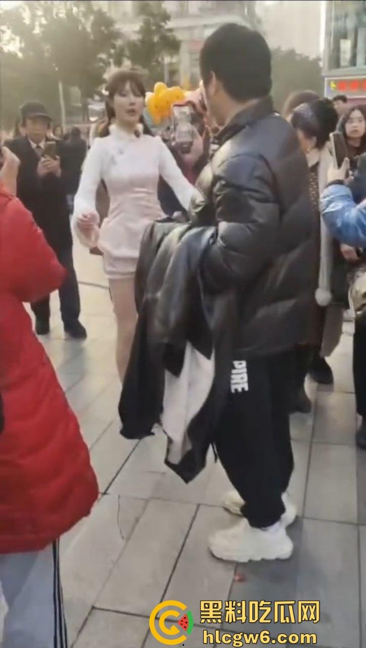 成都街头惊现高仿真女机器人 质感逼真颜值满分 大妈大爷当场看懵 五姑娘快退休了 野鸡逼价要崩盘了! 第2张 成都街头惊现高仿真女机器人 质感逼真颜值满分 大妈大爷当场看懵 五姑娘快退休了 野鸡逼价要崩盘了! 第2张