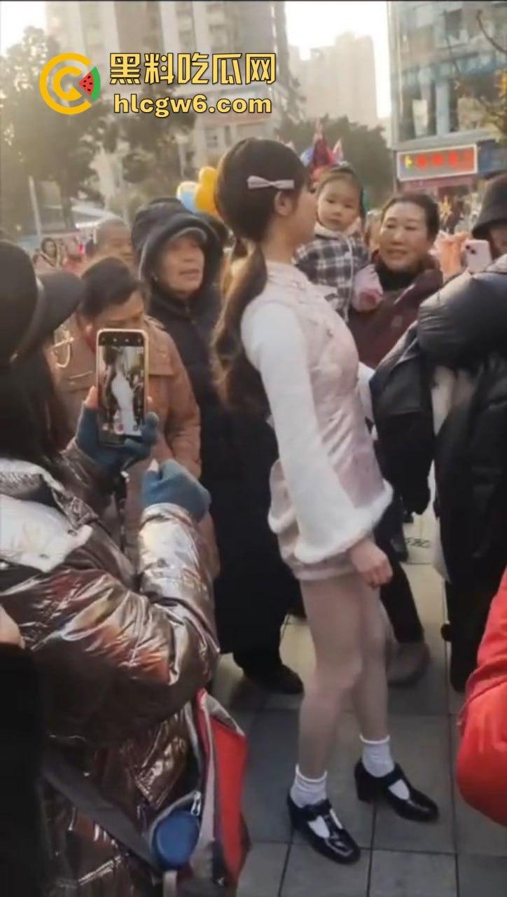 成都街头惊现高仿真女机器人 质感逼真颜值满分 大妈大爷当场看懵 五姑娘快退休了 野鸡逼价要崩盘了! 第4张 成都街头惊现高仿真女机器人 质感逼真颜值满分 大妈大爷当场看懵 五姑娘快退休了 野鸡逼价要崩盘了! 第4张