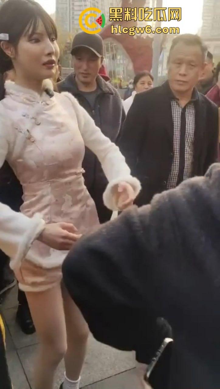 成都街头惊现高仿真女机器人 质感逼真颜值满分 大妈大爷当场看懵 五姑娘快退休了 野鸡逼价要崩盘了! 第5张 成都街头惊现高仿真女机器人 质感逼真颜值满分 大妈大爷当场看懵 五姑娘快退休了 野鸡逼价要崩盘了! 第5张