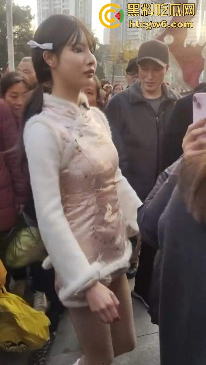 成都街头惊现高仿真女机器人 质感逼真颜值满分 大妈大爷当场看懵 五姑娘快退休了 野鸡逼价要崩盘了! 第6张 成都街头惊现高仿真女机器人 质感逼真颜值满分 大妈大爷当场看懵 五姑娘快退休了 野鸡逼价要崩盘了! 第6张