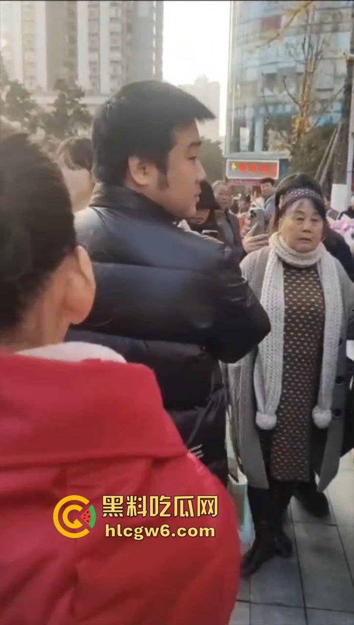 成都街头惊现高仿真女机器人 质感逼真颜值满分 大妈大爷当场看懵 五姑娘快退休了 野鸡逼价要崩盘了! 第7张 成都街头惊现高仿真女机器人 质感逼真颜值满分 大妈大爷当场看懵 五姑娘快退休了 野鸡逼价要崩盘了! 第7张