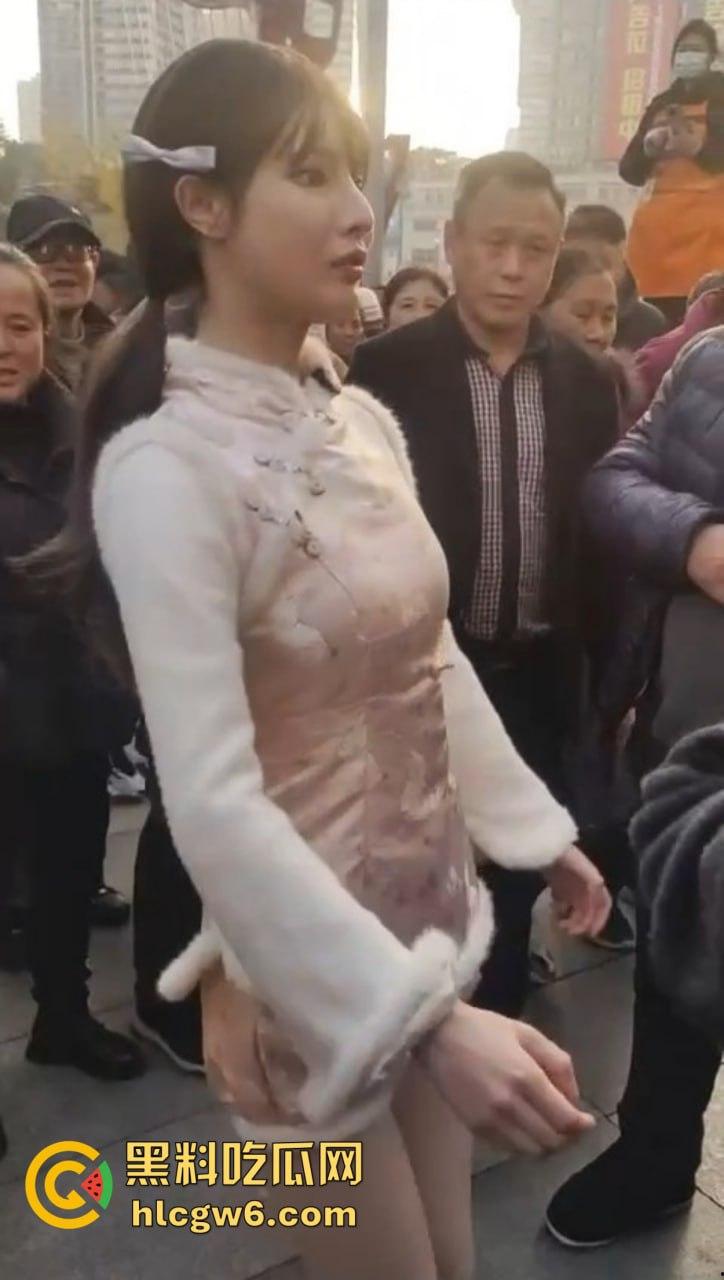 成都街头惊现高仿真女机器人 质感逼真颜值满分 大妈大爷当场看懵 五姑娘快退休了 野鸡逼价要崩盘了! 第8张 成都街头惊现高仿真女机器人 质感逼真颜值满分 大妈大爷当场看懵 五姑娘快退休了 野鸡逼价要崩盘了! 第8张