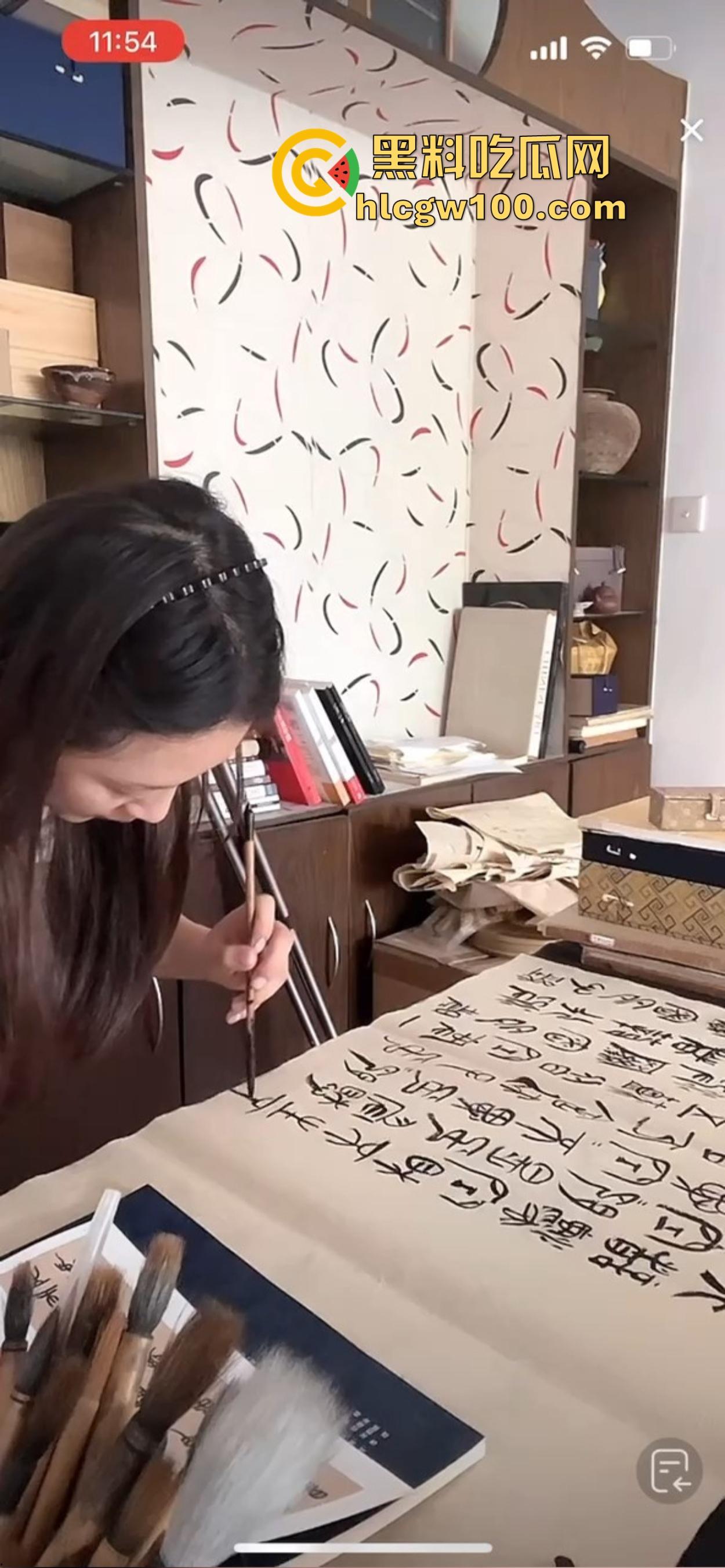 抖音骚鸡书法漏奶直播，真空上阵练毛笔，酥胸似露不露，这就是传说中的雅俗共赏新赛道？陶冶情操还是露奶吸睛？  第4张