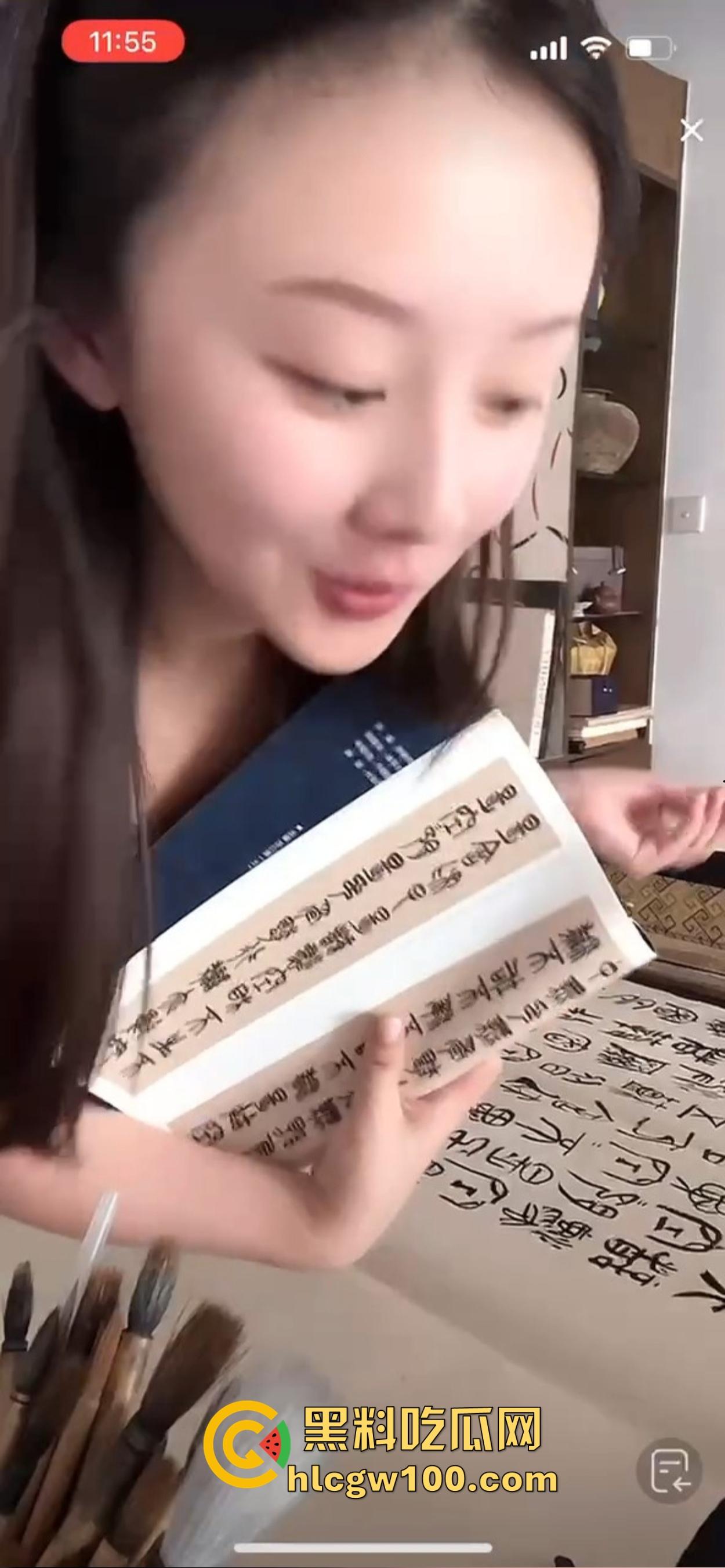 抖音骚鸡书法漏奶直播，真空上阵练毛笔，酥胸似露不露，这就是传说中的雅俗共赏新赛道？陶冶情操还是露奶吸睛？  第6张