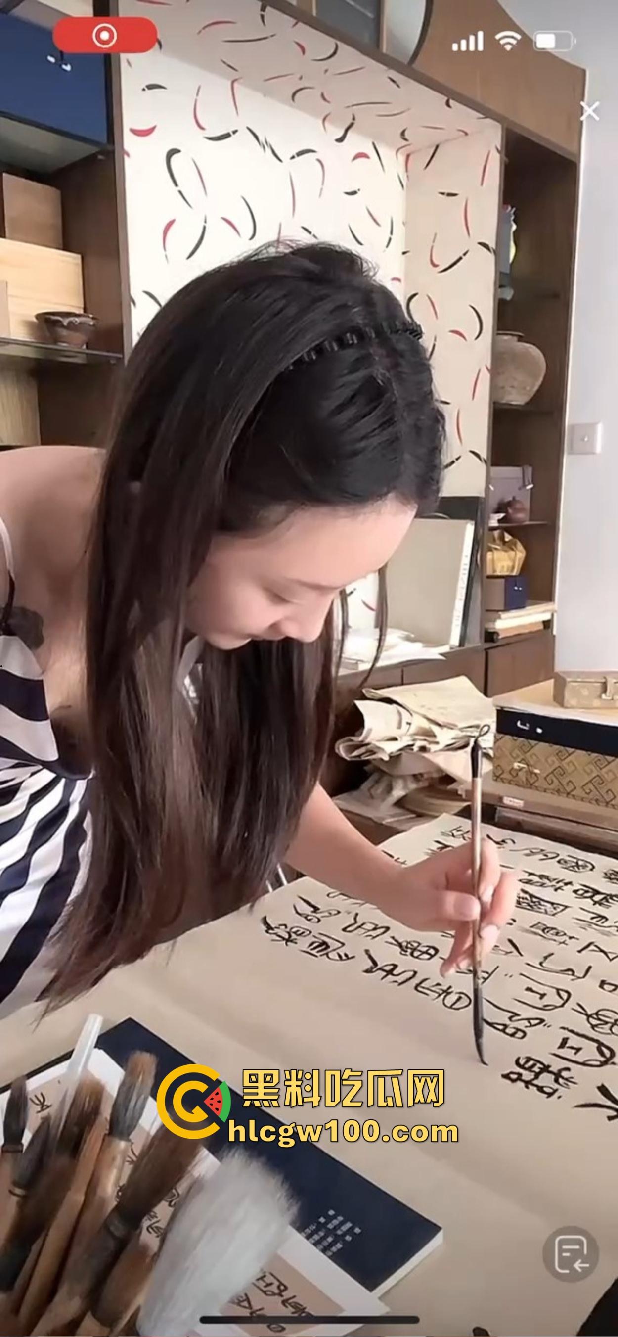 抖音骚鸡书法漏奶直播，真空上阵练毛笔，酥胸似露不露，这就是传说中的雅俗共赏新赛道？陶冶情操还是露奶吸睛？  第10张