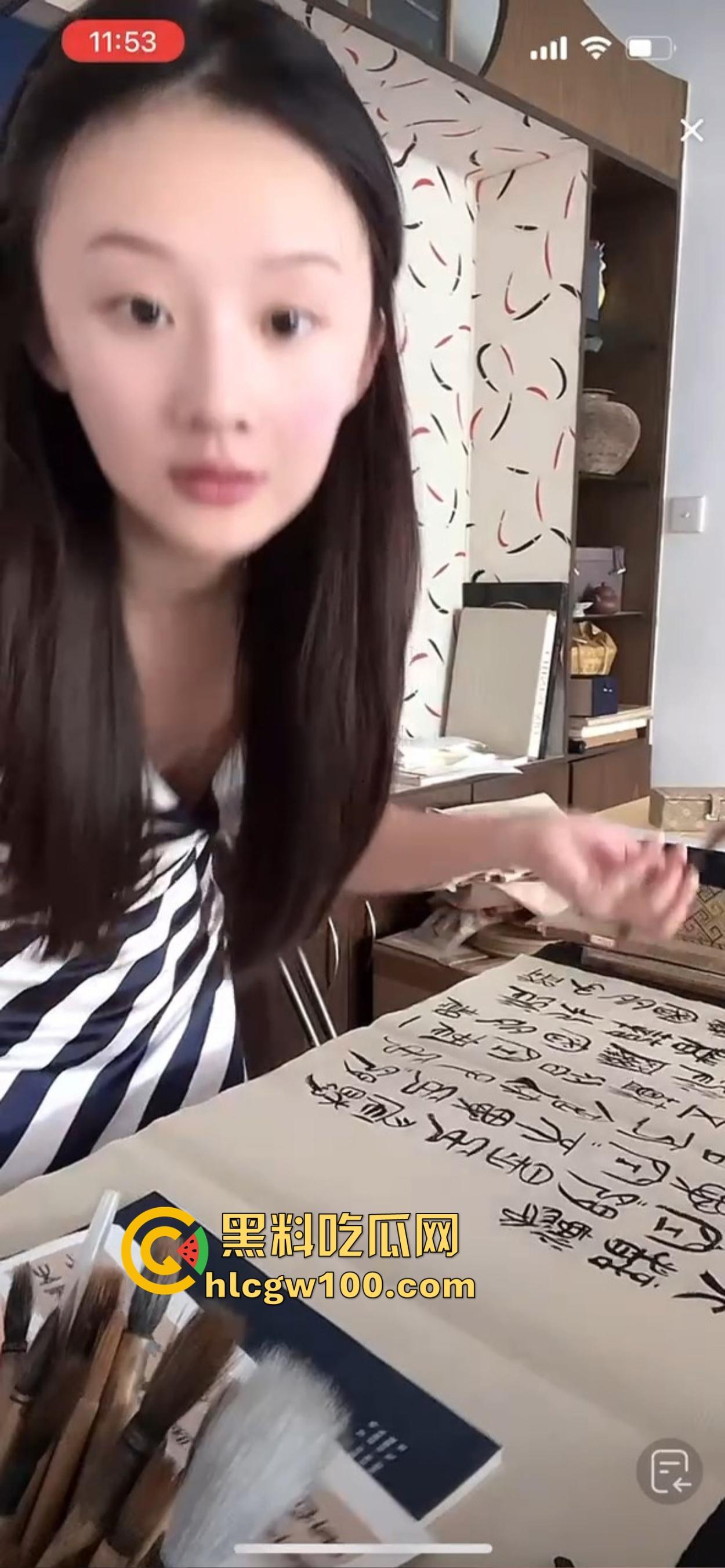 抖音骚鸡书法漏奶直播，真空上阵练毛笔，酥胸似露不露，这就是传说中的雅俗共赏新赛道？陶冶情操还是露奶吸睛？  第12张