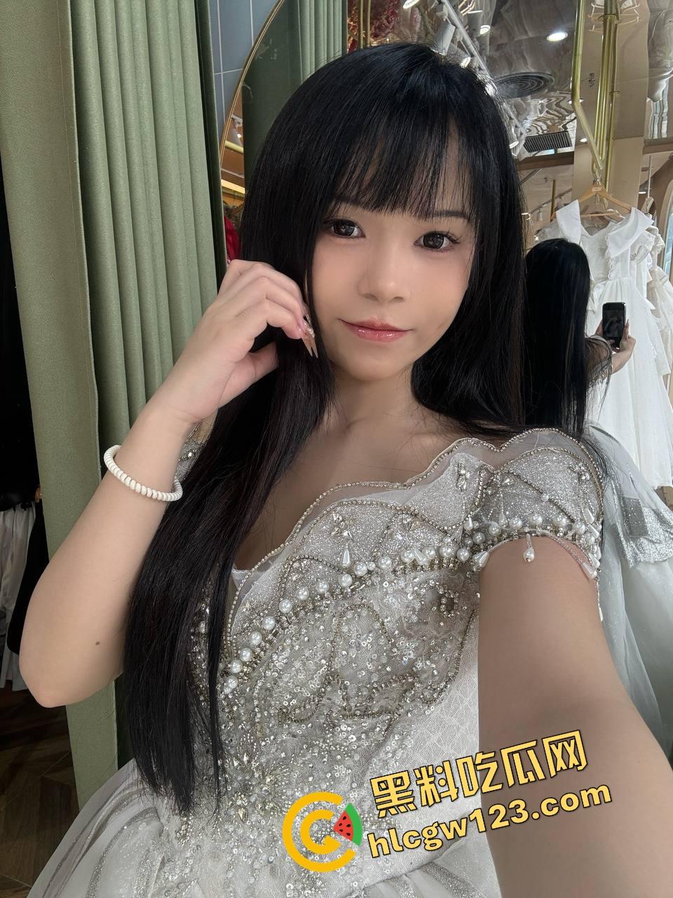 有钱大哥一亮牛子，两大母狗争抢上口，昔日小仙女如今舔得比狗都猛，你悟了吗纯爱战士！  第6张