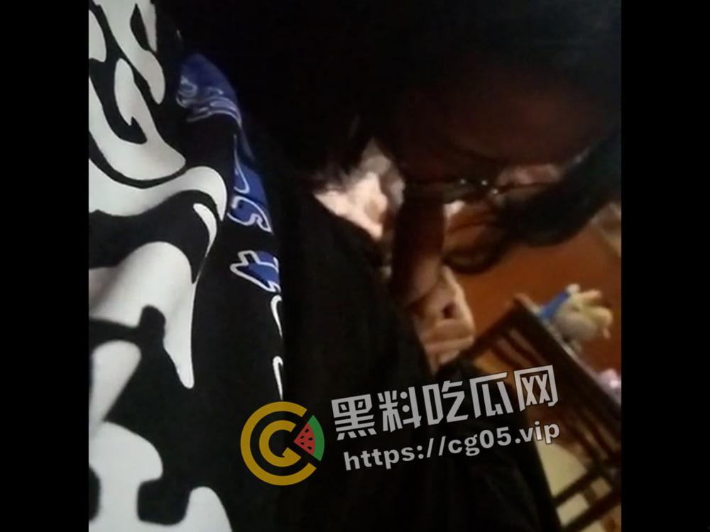 苏州邻家小妹妹 神似狗头萝莉 皮肤白嫩戴眼镜和跪下求精吃的样子反差感拉满  第4张
