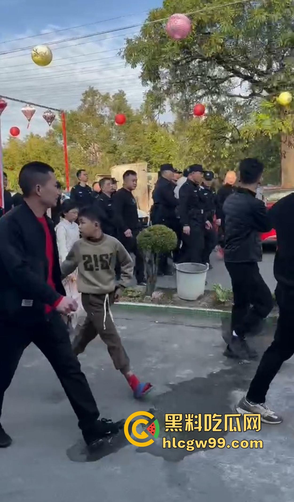 潮汕男子飙车狂言车300万撞死人保险赔,结果被英歌队打到脑震荡,现在出院嚷嚷黑势力又被围了! 第11张 潮汕男子飙车狂言车300万撞死人保险赔,结果被英歌队打到脑震荡,现在出院嚷嚷黑势力又被围了! 第11张