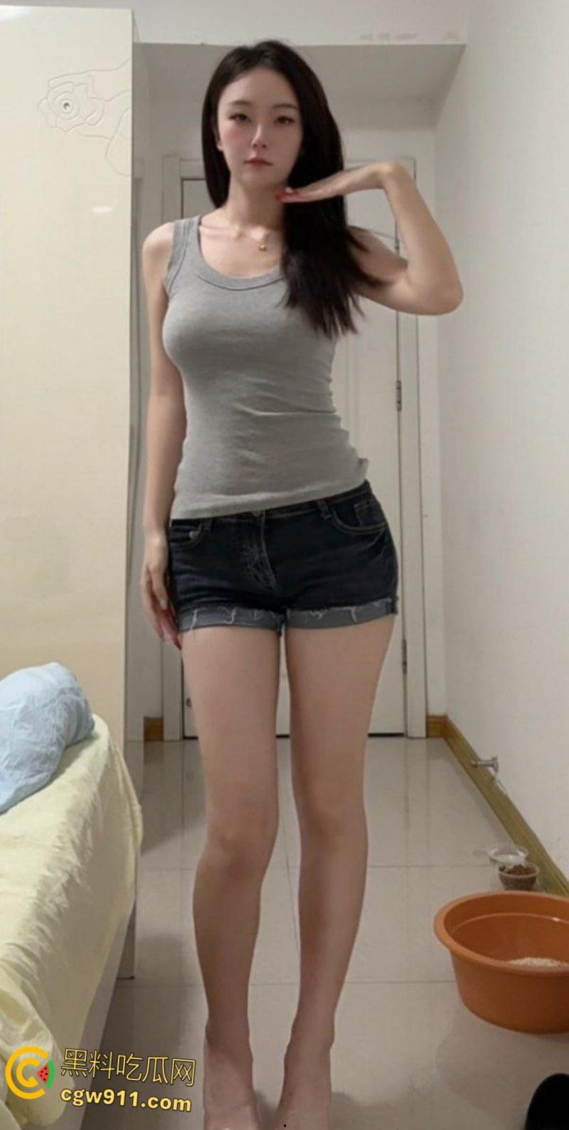 推特反差婊【不吃草莓】，大尺度露脸裸舞，美乳制服白虎母狗，开档黑丝劲爆骚舞，上演极致魅惑挑逗！  第3张