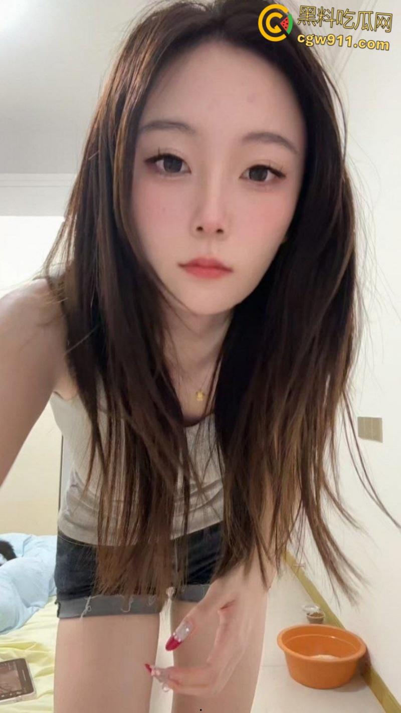 推特反差婊【不吃草莓】，大尺度露脸裸舞，美乳制服白虎母狗，开档黑丝劲爆骚舞，上演极致魅惑挑逗！  第4张