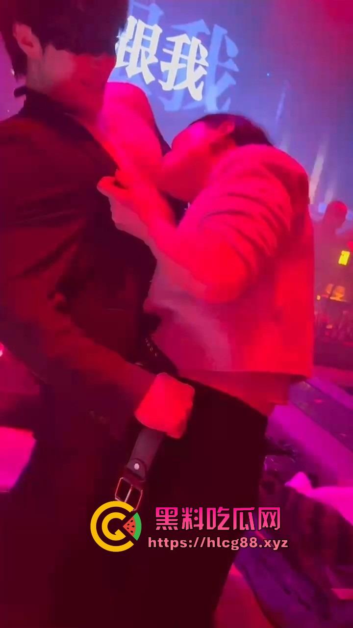 男模腹肌操翻集美骚心，现场舔奶头急扒裤叼屌，大姐浪得抓鸟急不可耐，女拳别装纯你们也就这操性！  第12张