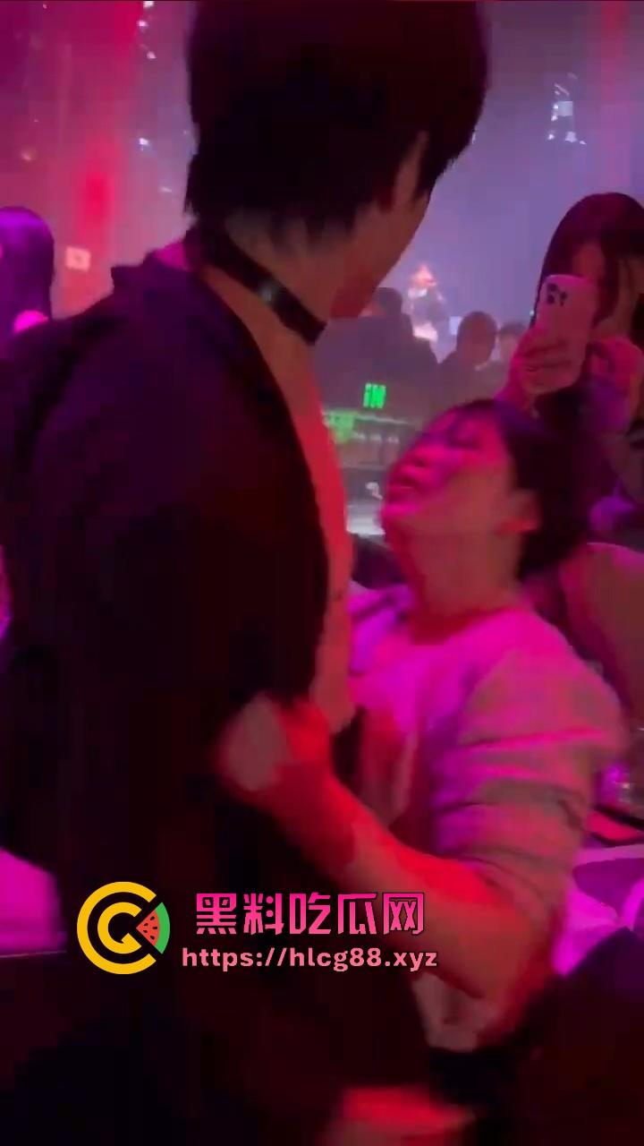 男模腹肌操翻集美骚心，现场舔奶头急扒裤叼屌，大姐浪得抓鸟急不可耐，女拳别装纯你们也就这操性！  第13张