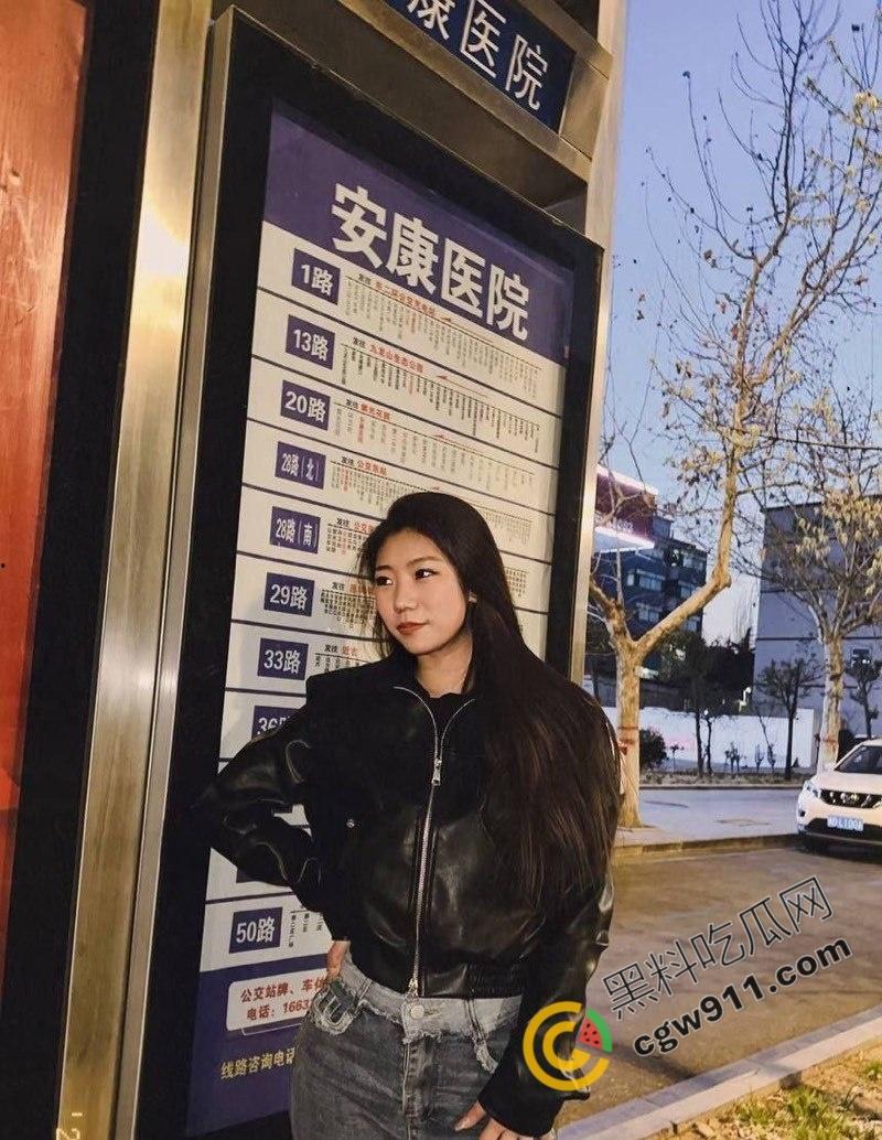 西安外国语大学校花【何岚婷】万元包养记:黑丝开裆被狂暴后入,跪地深喉,淫水四溢,金主疯狂调教,淫荡至极! 第4张 西安外国语大学校花【何岚婷】万元包养记:黑丝开裆被狂暴后入,跪地深喉,淫水四溢,金主疯狂调教,淫荡至极! 第4张