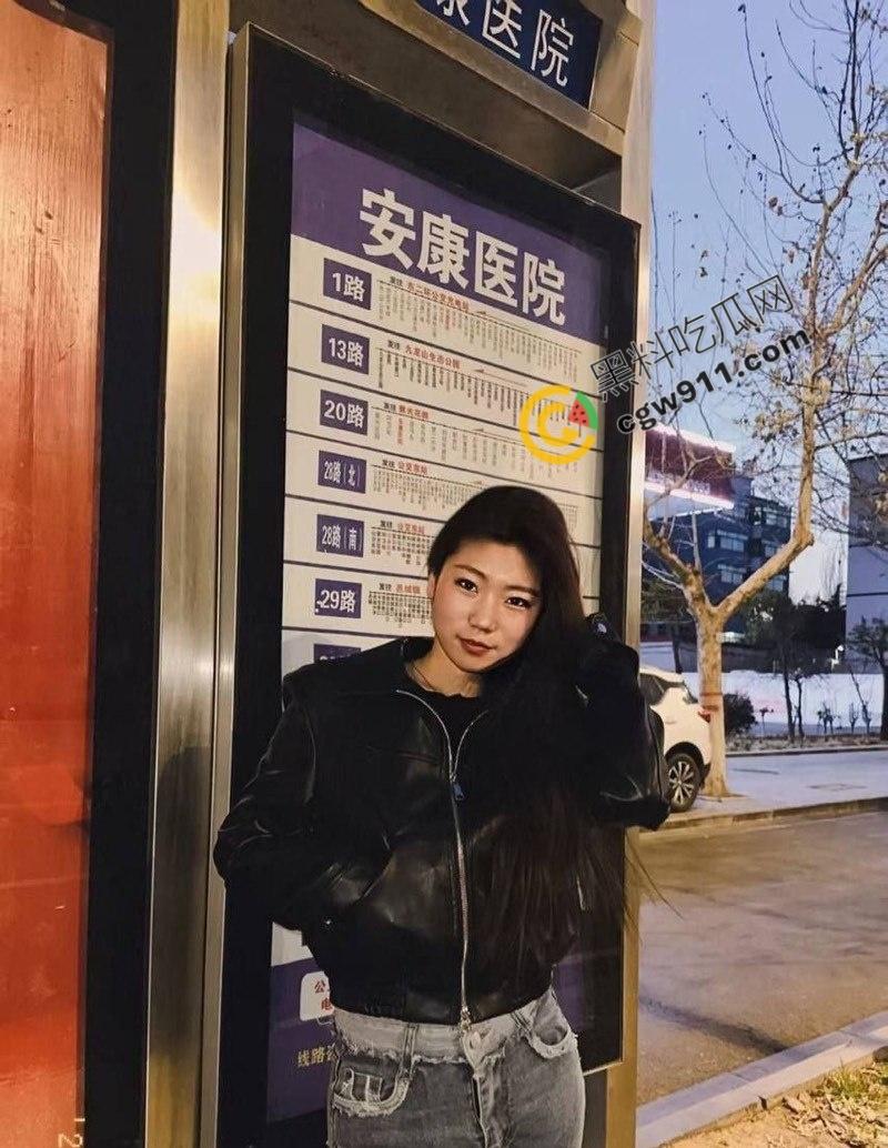 西安外国语大学校花【何岚婷】万元包养记:黑丝开裆被狂暴后入,跪地深喉,淫水四溢,金主疯狂调教,淫荡至极! 第6张 西安外国语大学校花【何岚婷】万元包养记:黑丝开裆被狂暴后入,跪地深喉,淫水四溢,金主疯狂调教,淫荡至极! 第6张