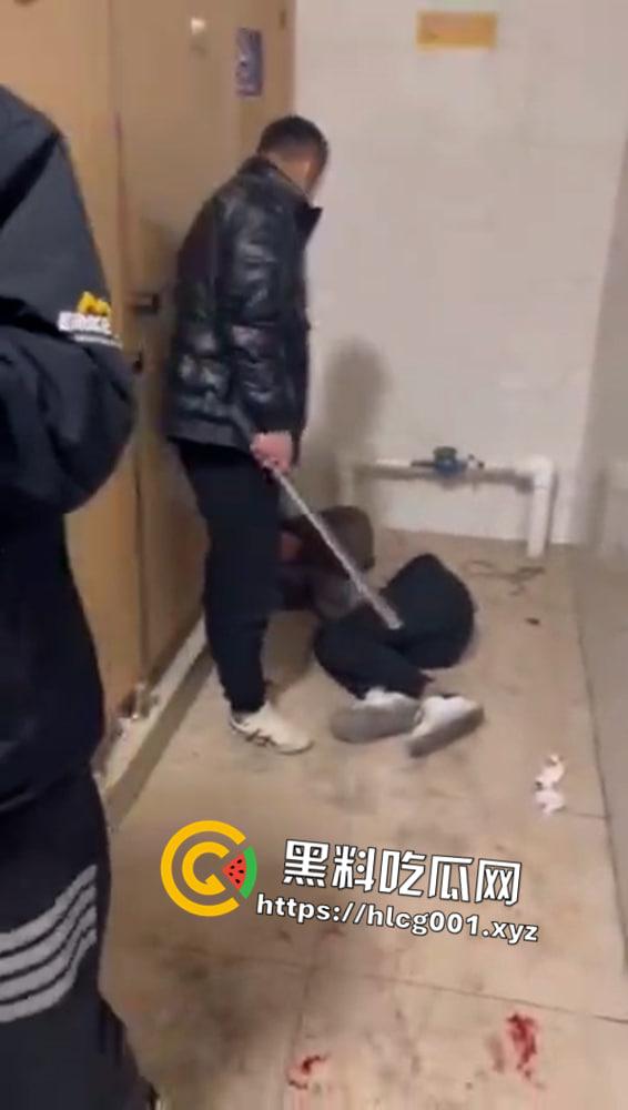 又现霸凌事件 一群精神小伙群殴一男一女拳拳到肉录像视频曝光前排吃瓜  第3张