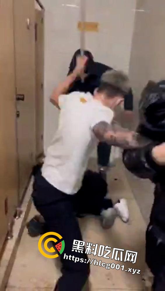 又现霸凌事件 一群精神小伙群殴一男一女拳拳到肉录像视频曝光前排吃瓜  第4张