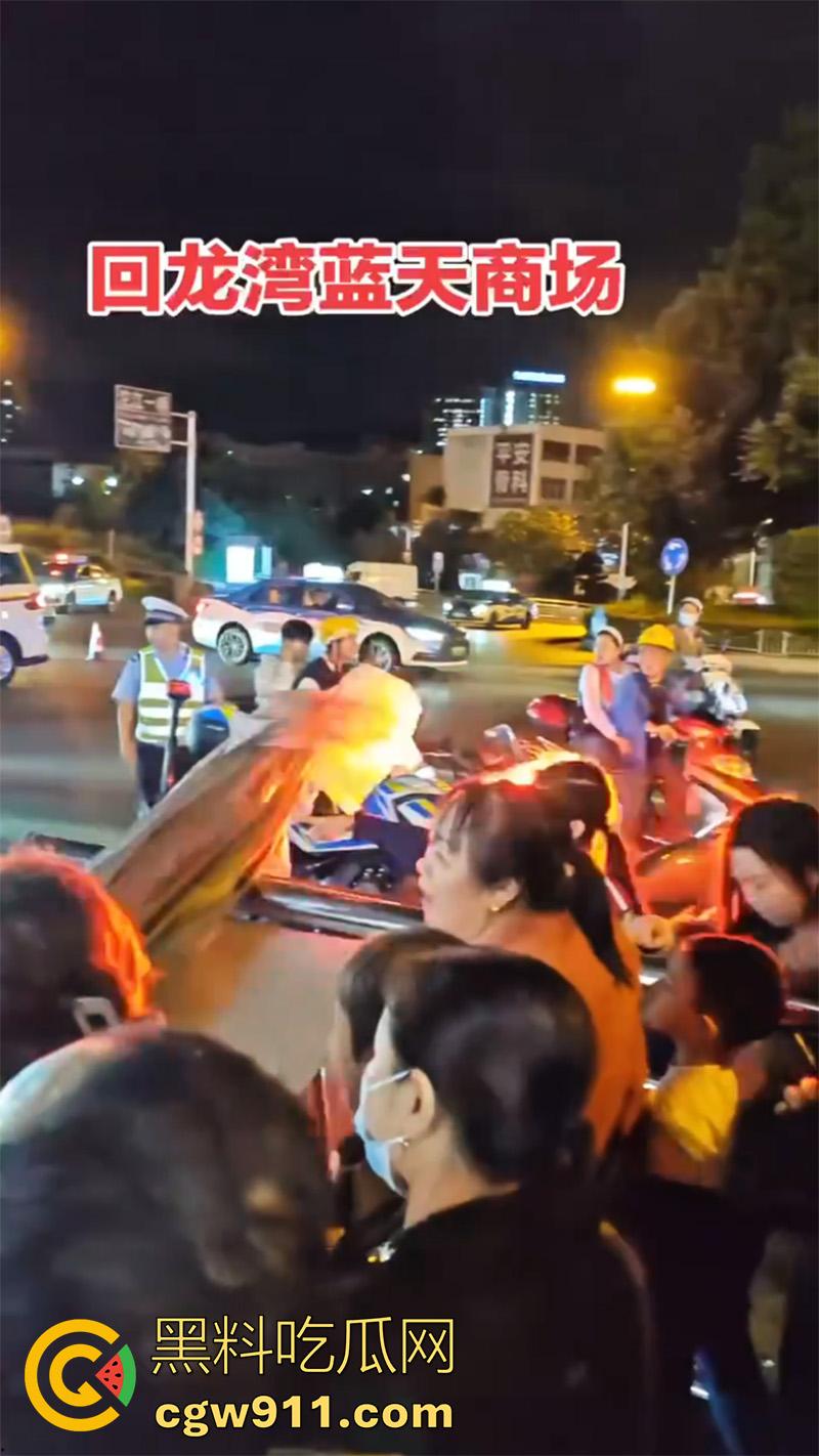 四川泸州龙马潭区，发生严重交通事故，小型汽车通过路口后加速撞向人行道，撞倒5名行人，导致2人当场死亡。  第7张