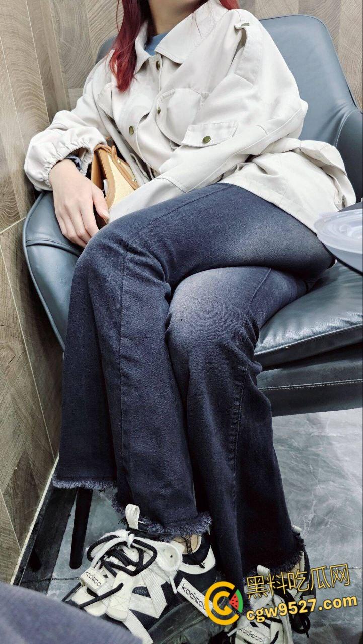 商场逛小吃街，妹妹野外尿尿露出雪白翘臀，勾引哥哥一起去小树林，狂舔骚逼后入爆操，激情内射 !  第4张