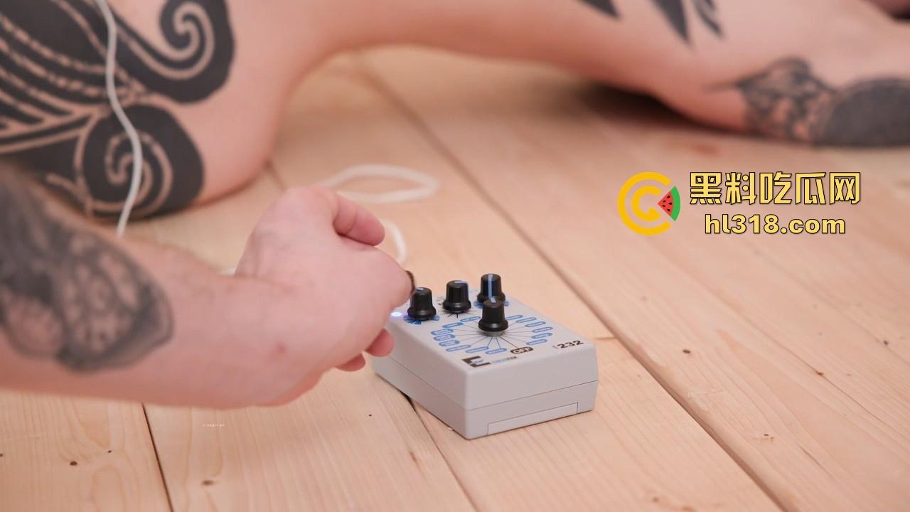 极致的母狗调教，塑料薄膜套头，地板放置炮机抽插，震动棒刺激阴蒂，爽到直发抖！  第5张