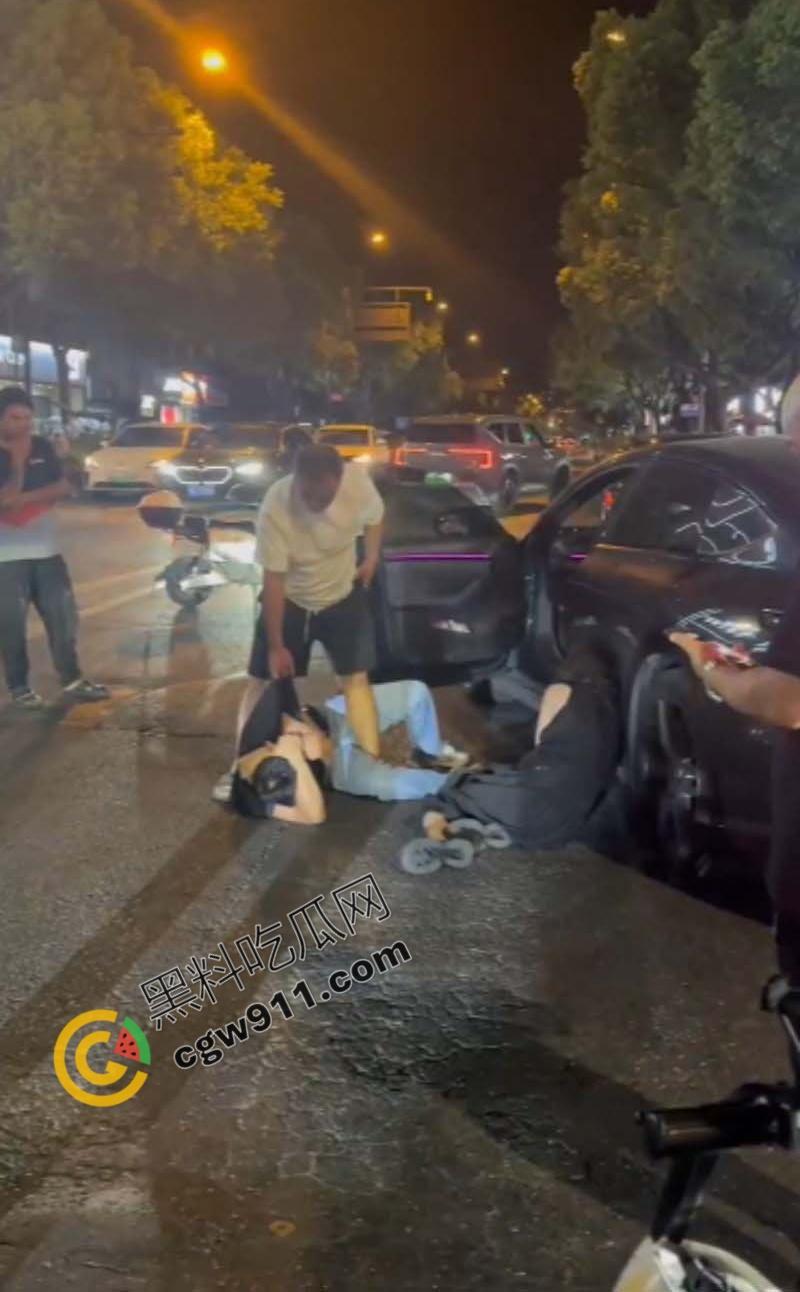 酒店偷情狗男女被原配截车暴打，大屌与脸遭痛殴，荡妇保护奸夫被双双暴揍，围观者连连称快，拍照不停  第1张