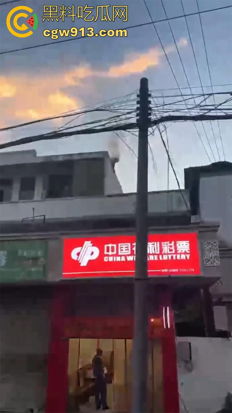 偷情人妻竟丢了命， 四川成都郫县一男子，偷情彩票站老板娘，老公突然回来只能躲在楼顶，竟被当场电死！  第1张