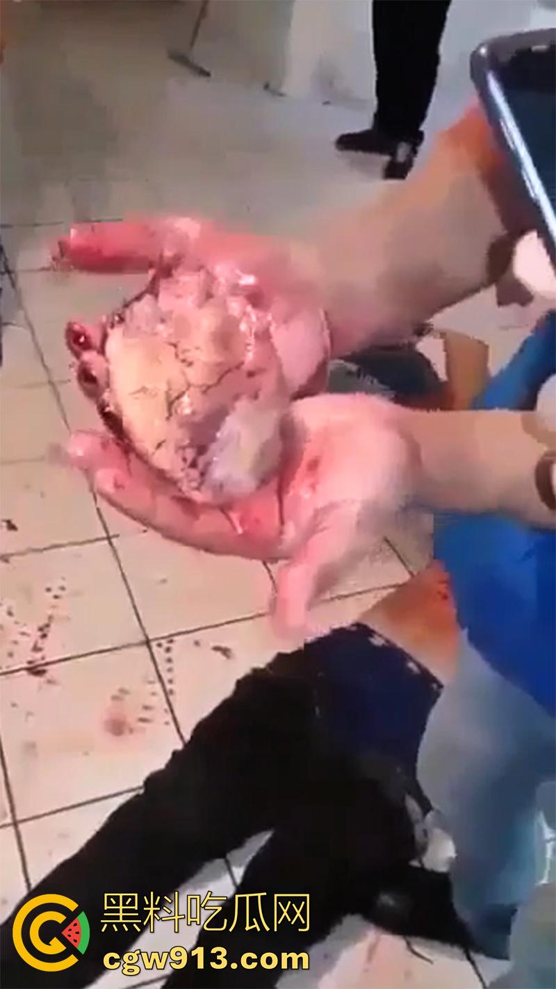 暗网流出墨西哥毒枭杀人现场，抓住其他帮派成员，直接挖出心脏，还在手中跳动，把头割下来当球踢！  第1张