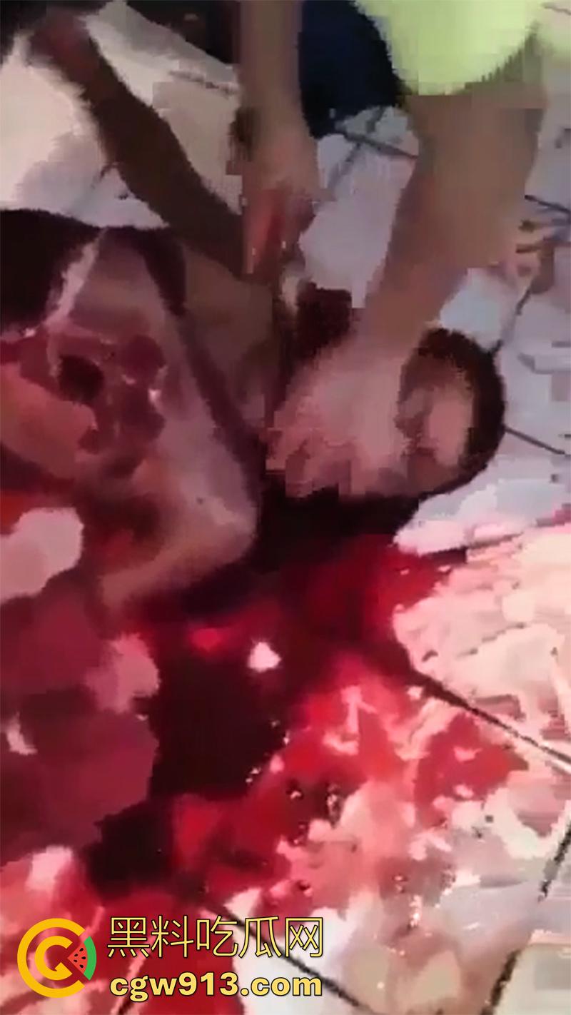 暗网流出墨西哥毒枭杀人现场，抓住其他帮派成员，直接挖出心脏，还在手中跳动，把头割下来当球踢！  第2张