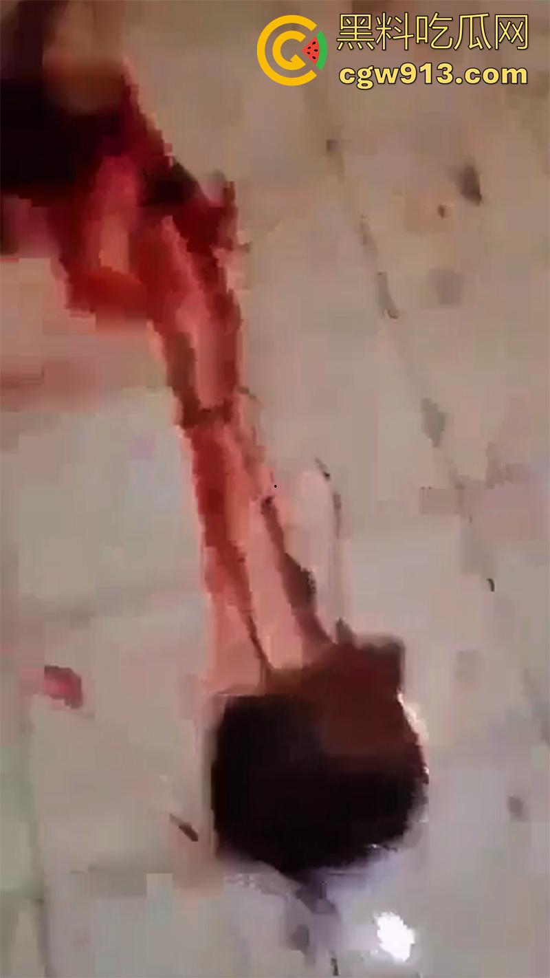 暗网流出墨西哥毒枭杀人现场，抓住其他帮派成员，直接挖出心脏，还在手中跳动，把头割下来当球踢！  第4张