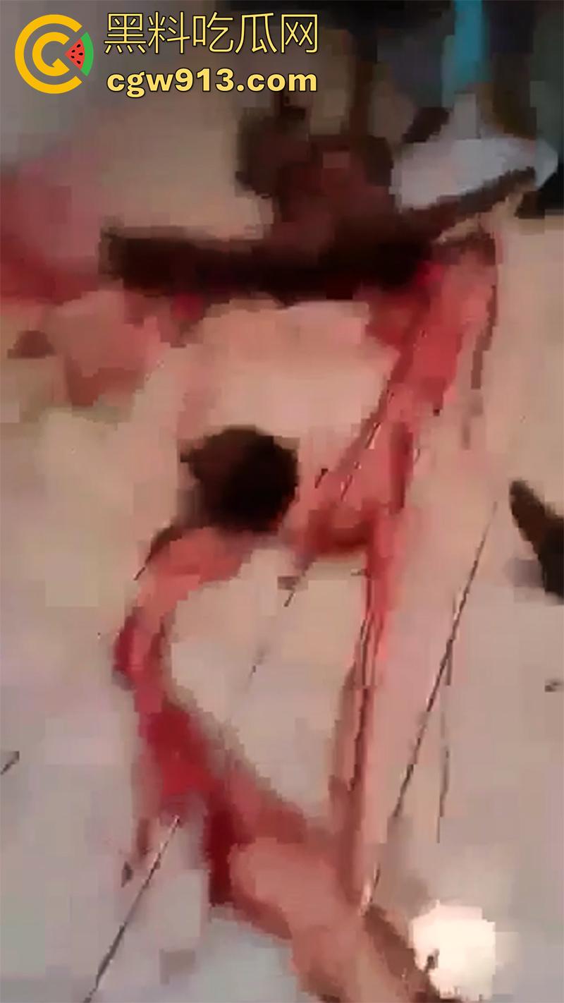 暗网流出墨西哥毒枭杀人现场，抓住其他帮派成员，直接挖出心脏，还在手中跳动，把头割下来当球踢！  第5张